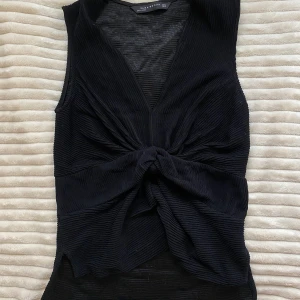 Zara topp  - Svart zaratopp med Knut, sparsamt använd 
