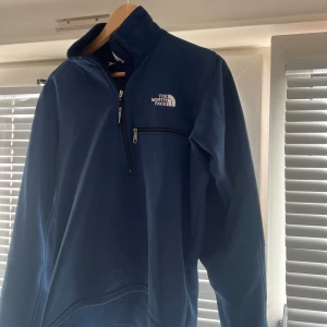North Face Tröja - Väldigt fin north face tröja i bra skick, storlek S.