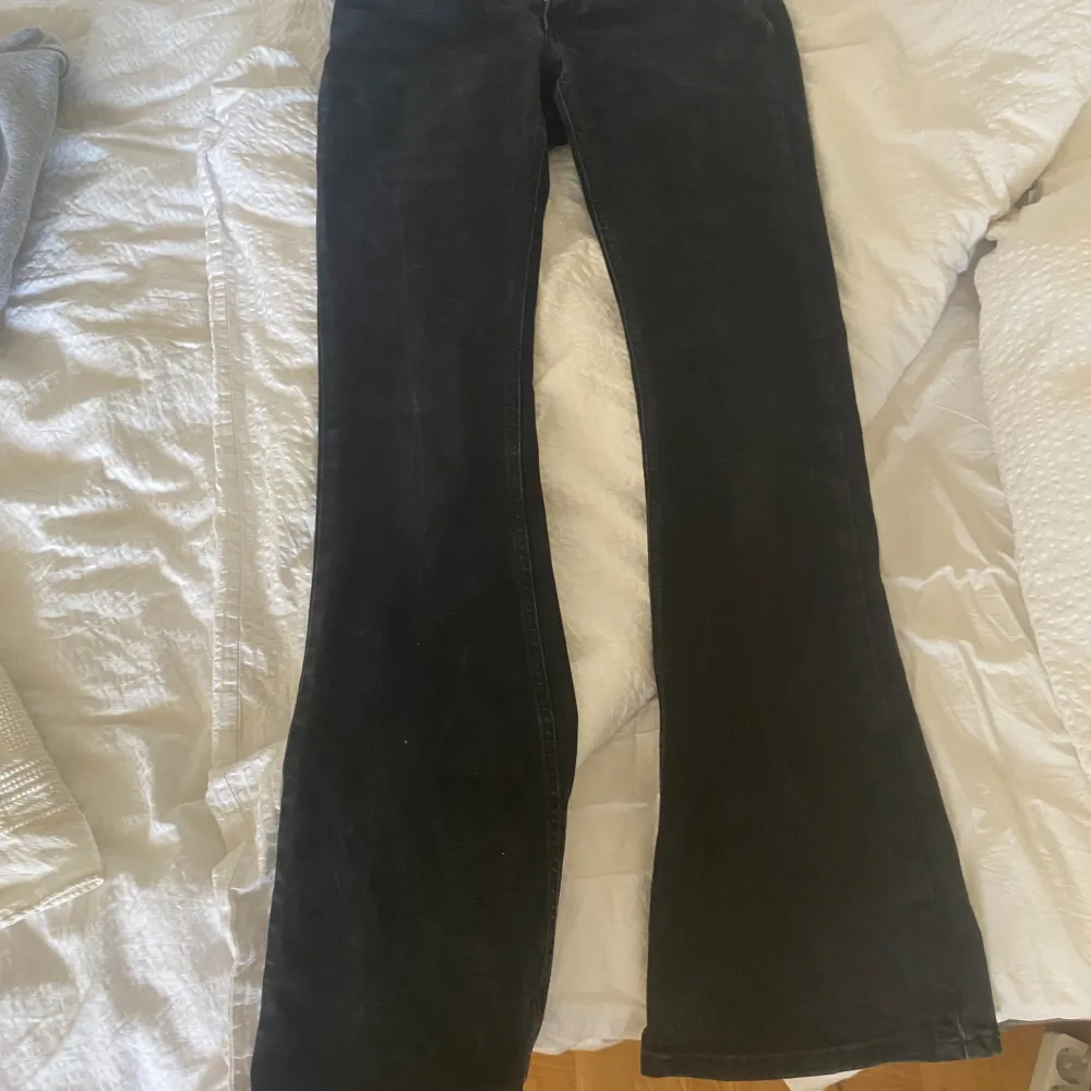 Svarta lågmidjade bootcut jeans. Från Gina tricot. Utgångspris 500kr. Jeans & Byxor.