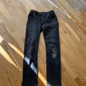 Levis 501  - As snygga Levis 501 bra skick, klippta som ni ser på bild 3/4  W 29 L34