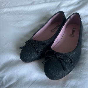 Ballerinaskor  - Säljs då dom inte passar mig  Endast använda inomhus  Köpta i Italien för 1 år sen 