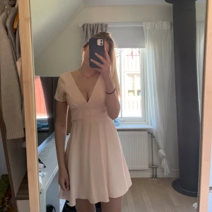 Sommarklänning från Zara  - Supersöt rosa mini sommarklänning från Zara Storlek XS