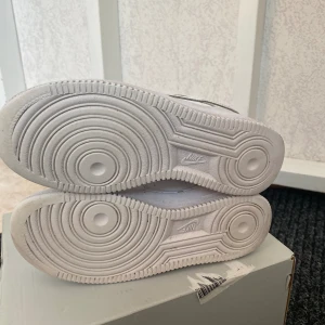 Air force 1 storlek 36  - Allt är i bra skick men bara skosnören som kan bytas ut