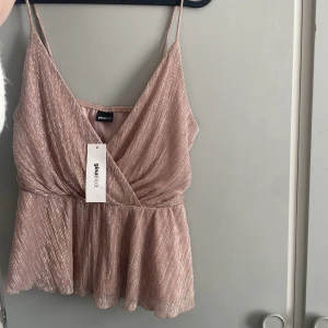 Sommar topp - Helt oanvänd topp från Gina med prislapp kvar. Säljer då jag köpte fel storlek. Ordinarie pris 249kr