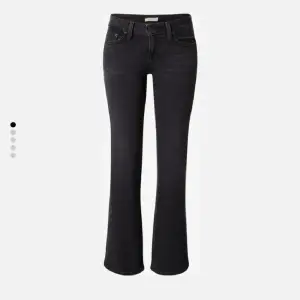 Snygga Levis jeans i svart, säljer pgd av att de e för stora! Super bra skick är öppen för byten i storlek 26 elelr 25!💓