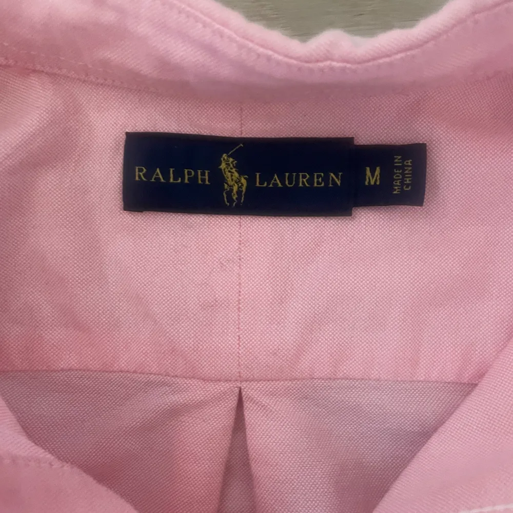 Säljer denna rosa och stilrena skjorta ifrån Ralph Lauren eftersom den inte passar. Skicket är vänligt bra då den inte har kommit till så mycket användning. Storleken är M. Skjortor.