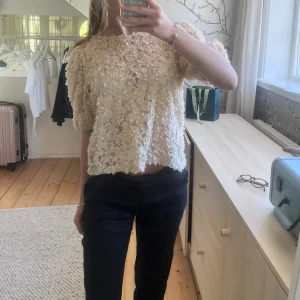 Så fin blus  - En jätte fin blus med blommor i tyget❣️väldigt sällan använd så det är jätte fint skick!! 