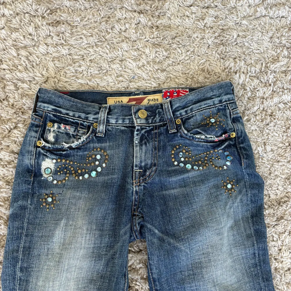 Unika jeans med fina detaljer, bra skick uppsydda längst ner, 35 cm över midjan 76 cm innerben! Hör av dig vid intresse💓. Jeans & Byxor.