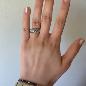 Säljer denna fina ring som jag inte får användning för. Den är köpt second hand så vet inte märke. Den är klippt baktill så att den är justerbar. Skriv vid frågor!