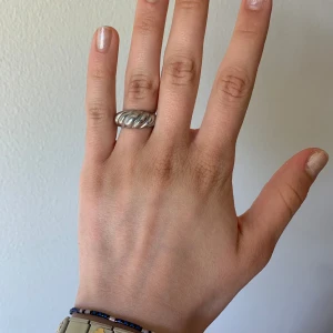 Silvrig cool ring - Säljer denna fina ring som jag inte får användning för. Den är köpt second hand så vet inte märke. Den är klippt baktill så att den är justerbar. Skriv vid frågor!