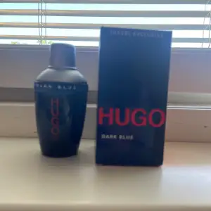 Hugo Boss Dark blue är en jätte god sommar parfym som innehåller citrus. Det är 68 av 75 ml kvar och box med följer.  Tvecka inte om du har någon fråga 