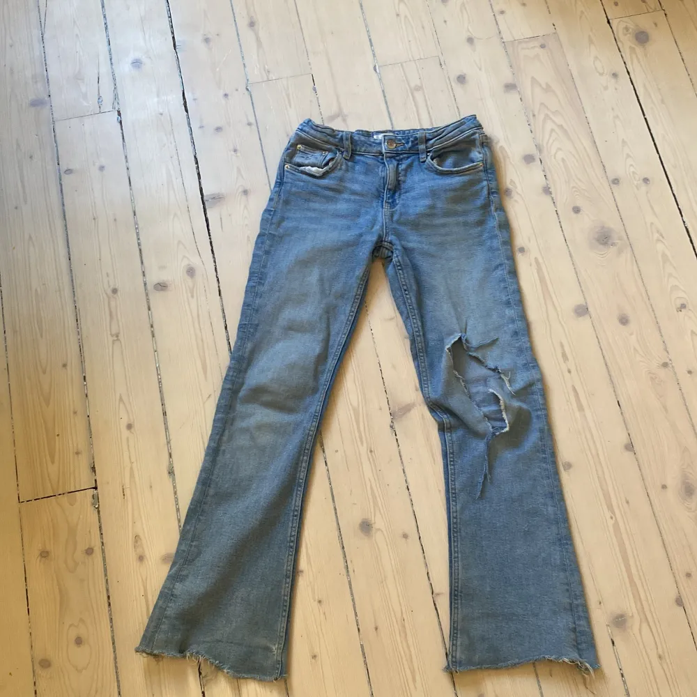 Säljer dessa jeans från Gina tricot, dom är i storlek 152 men jag har klippt av dom där nere så dom är lite kortare men annars ganska bra sick. Jeans & Byxor.