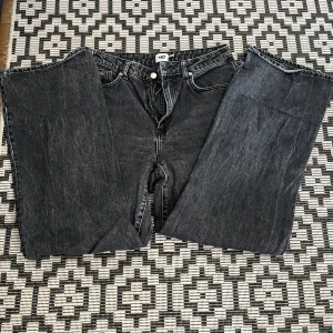 Högmidjade jeans - Jeansen är från lager157 och är högmidjad och utsvängda.