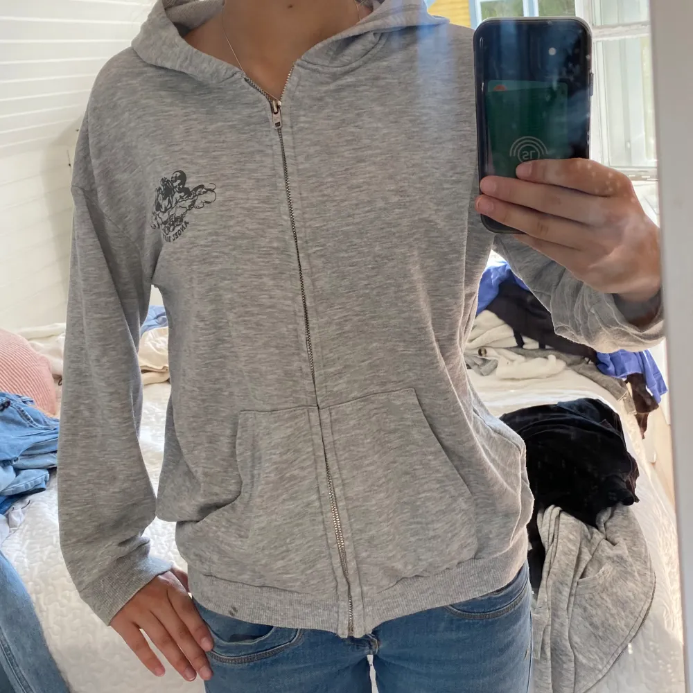 Zip up med tryck, har en defekt (se bild) men går säkert att tvätta eller få bort 🥰. Hoodies.