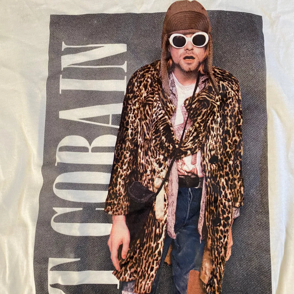 Kurt Cobain t-shirt, använd en gång så den är i nyskick, nypris 399kr, stl XS men känns som S, unisex. T-shirts.