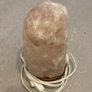 Salt lampa - 18cm lång, 10cm bred varje sida. Ganska bra skick, lite smutsig och lite sönder vid botten. Men det går att fixa. Haft den ganska länge.