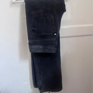 Straight jeans 40 - Raka gråsvarta jeans från HM i 40. Mid Waist 
