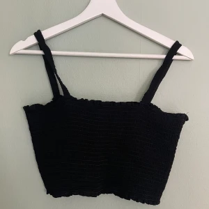 Svart croptop Weekday - Ribbad topp från Weekday