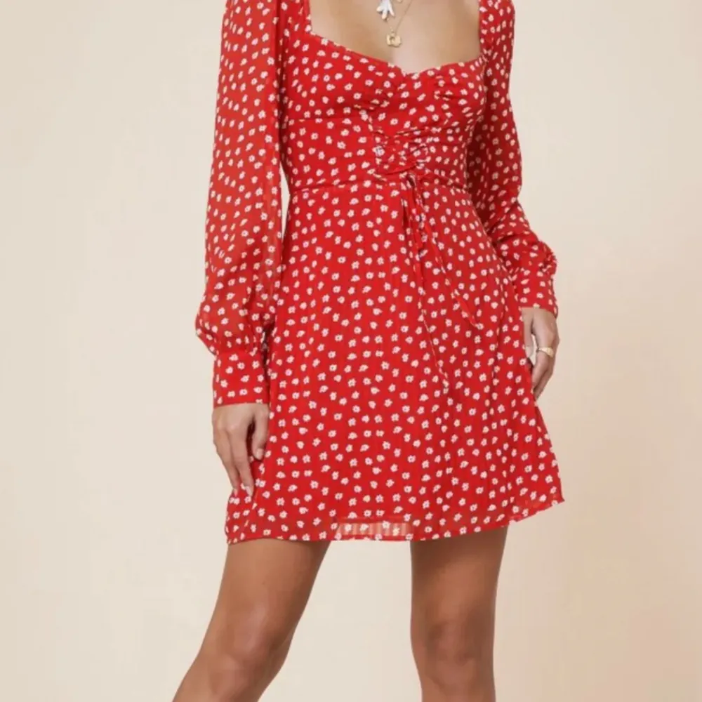 Klänning från Adoore i modellen Mykonos Dress i en röd färg med vita blommor på. I superfint skick då den endast är använd några fåtal gånger. Nypris: 1195kr. Mitt pris går att diskutera! (Första 2 bilderna lånade från Instagram).. Klänningar.