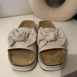 Sandaler - Sandaler / tofflor , använd en gång. Storlek 39. Super fina , nypris 399kr 