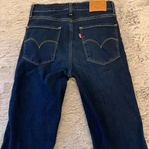 Levis jeans som går till knäna Storlek 26
