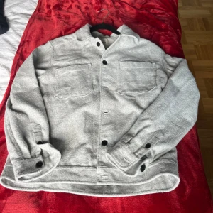 These glory days - These glory days overshirt Skick: mycket bra, 9/10. Stort sett aldrig använd Storlek M Nytt pris: 1700 Mitt pris: 899