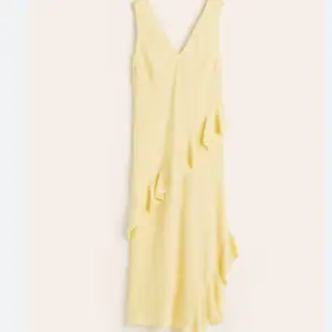 Säljer min fina gula klänning från hm! Aldrig använd nästan! Hör av dig om du är intresserad! Köparen står för frakten💕