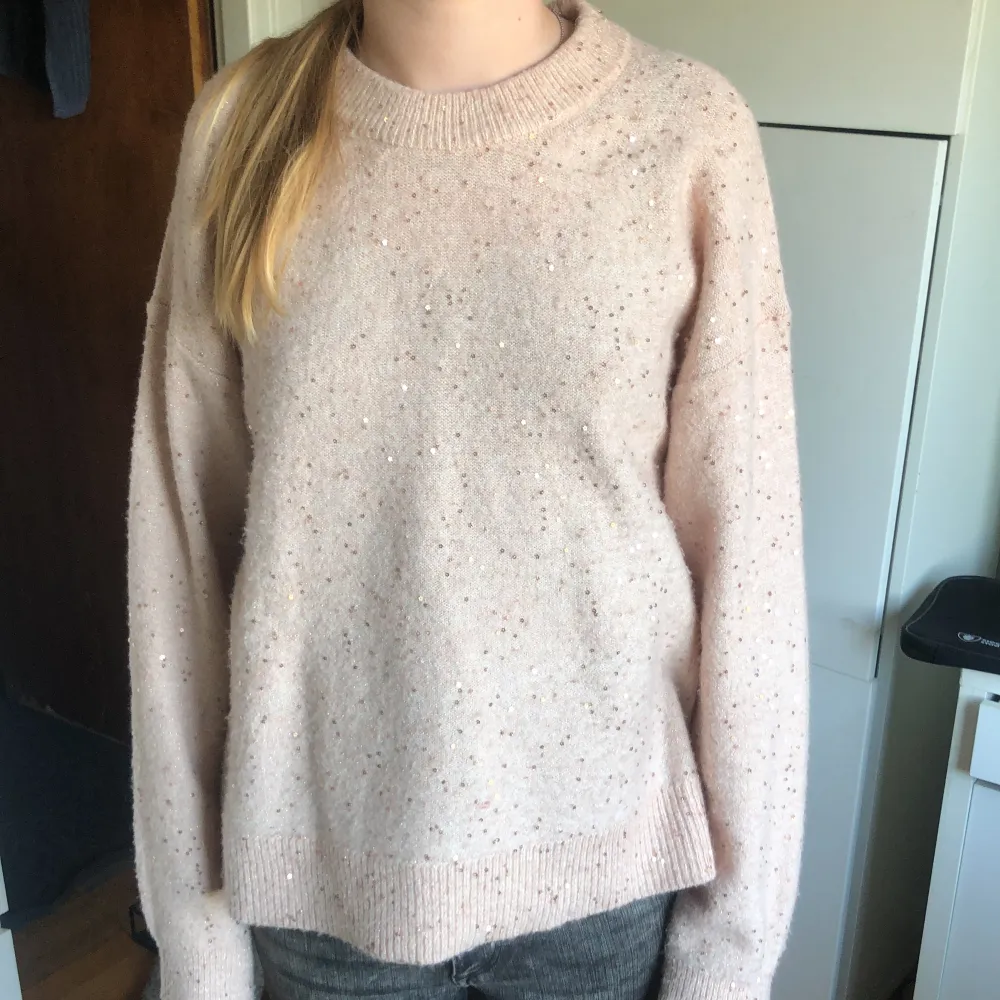 Glittrig rosa tröja från H&M i bra skick 💕 den är i storlek XS, nypris 300kr . Tröjor & Koftor.
