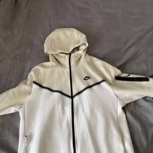 Nike tech  - Beige Nike tech 