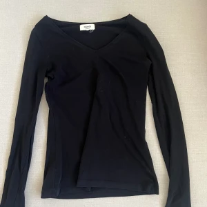 Långärmad tröja - En svart långärmad tunn tröja som fungerar alldeles utmärkt under höst vinter och vår perioden. Har dock ett jätte jätte  litet hål i armhålan, hade själv inte upptäckt det tidigare. Annars väldigt bra skick och passform