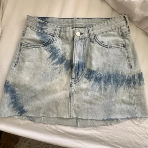 Jeanskjol tiedye - Supernajs jeanskjol i bra skick och tie dye💕💕Kan skicka fler bilder