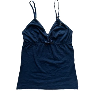 y2k camisole top - sött linne med rosett, från alma ras. Storlek 38 på lapp, men skulle säga mer är en 36a. Köparen står för frakt. 🩷