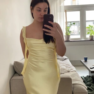 Frill dress satin GUL - slutsåld på ginatricot  - Nyskick, Oanvänd med prislapp!  Storlek 38 Slutsåld på ginatricot av förklarliga skäl😍 Jag behöll den i rosa istället!