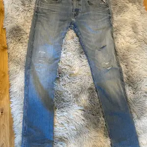 Replay jeans med fina slitningar För stora på mig o därför jag säljer Storlek 30/34 Dm mig vid funderingar