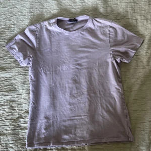 Lila tshirt - Lila tshirt i nyskick. Pris kan diskuteras.