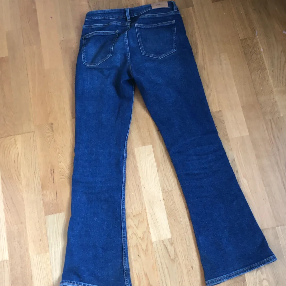 Ett par mörkblå bootcut jeans i storlek 158 från Gina tricot. Väldigt bra skick, används ett fåtal gånger 💕Passar bra på mig som är 160 cm 💋. Jeans & Byxor.