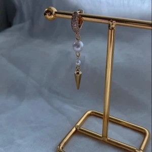 Örhänge - Så snyggt örhänge.  Köp för 129kr/st eller 229kr/paret.  Modell 087