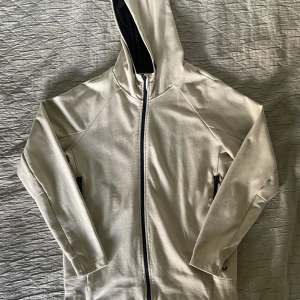 Beige hoodie med dragkedja  - Beige hoodie med dragkedja i helt ny skick. Pris kan diskuteras. 