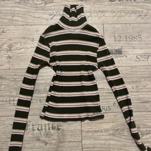 Randig polotröja från Urban Outfitters - Randig polotröja från Urban Outfitters, i mycket gott skick och storlek XS. Sitter väldigt tight och är lite croppad.