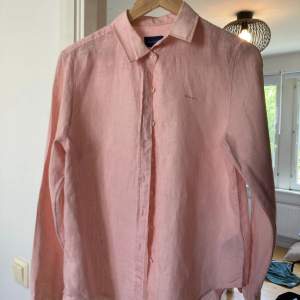 Denna skjorta är aldrig använd, en härligt skjorta att ha på sommaren. Den är i storlek 38, normal i storleken.