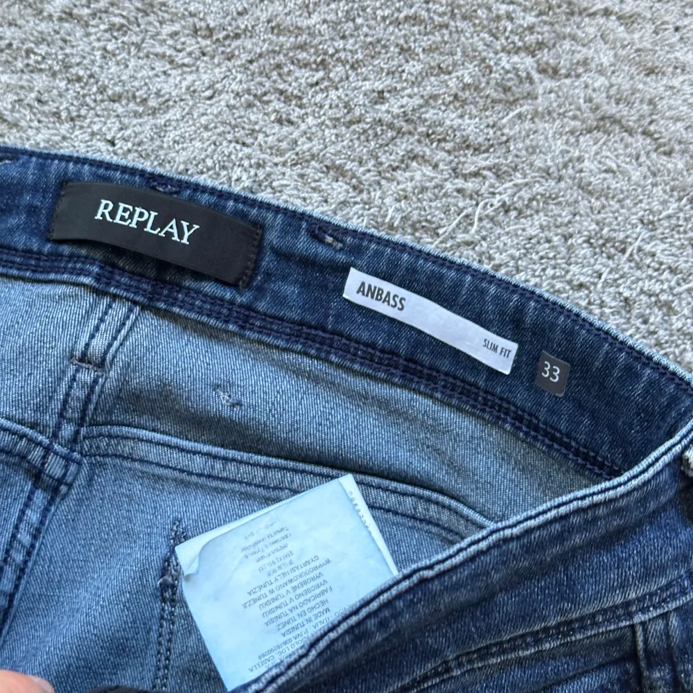 Riktigt feta Replay jeans i storlek 33/34. Jeansen är i ny skick och har då inga defekter!💯 Vid andra frågor och funderingar är de bara att skriva!🙏🏼. Jeans & Byxor.