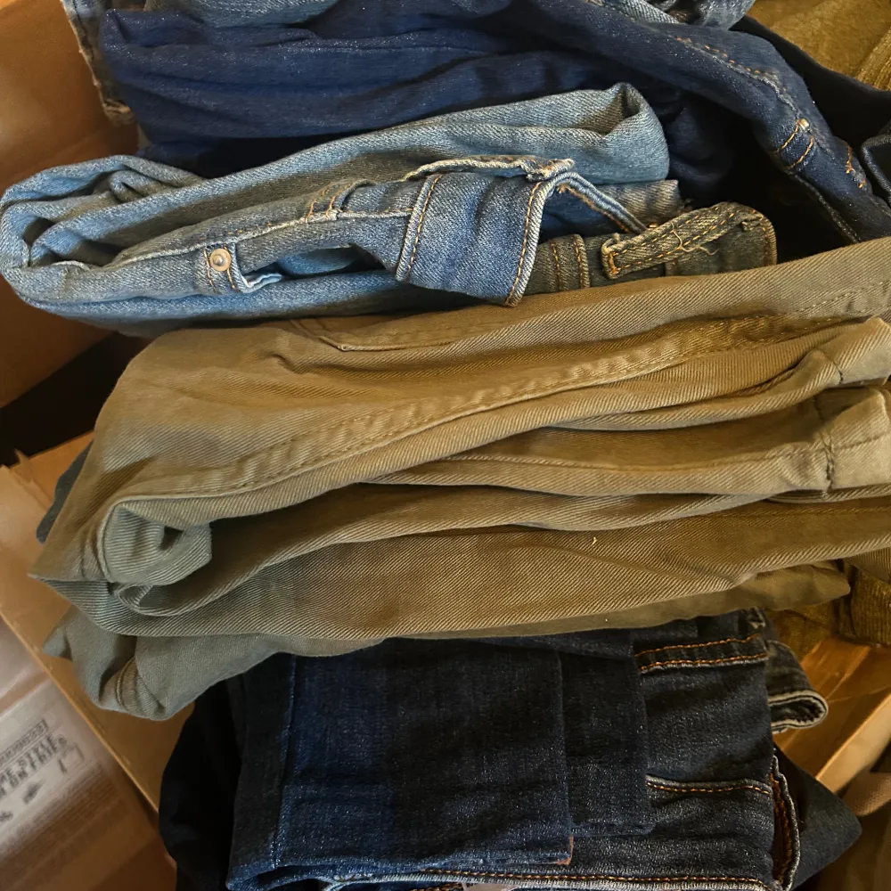 Säljer en del jeans som inte används i storlek S/M. Vid intresse kan jag skicka fler bilder mer detaljerat. Pris från  50-100kr st. Jeans & Byxor.