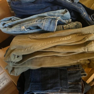 Massa jeans - Säljer en del jeans som inte används i storlek S/M. Vid intresse kan jag skicka fler bilder mer detaljerat. Pris från  50-100kr st