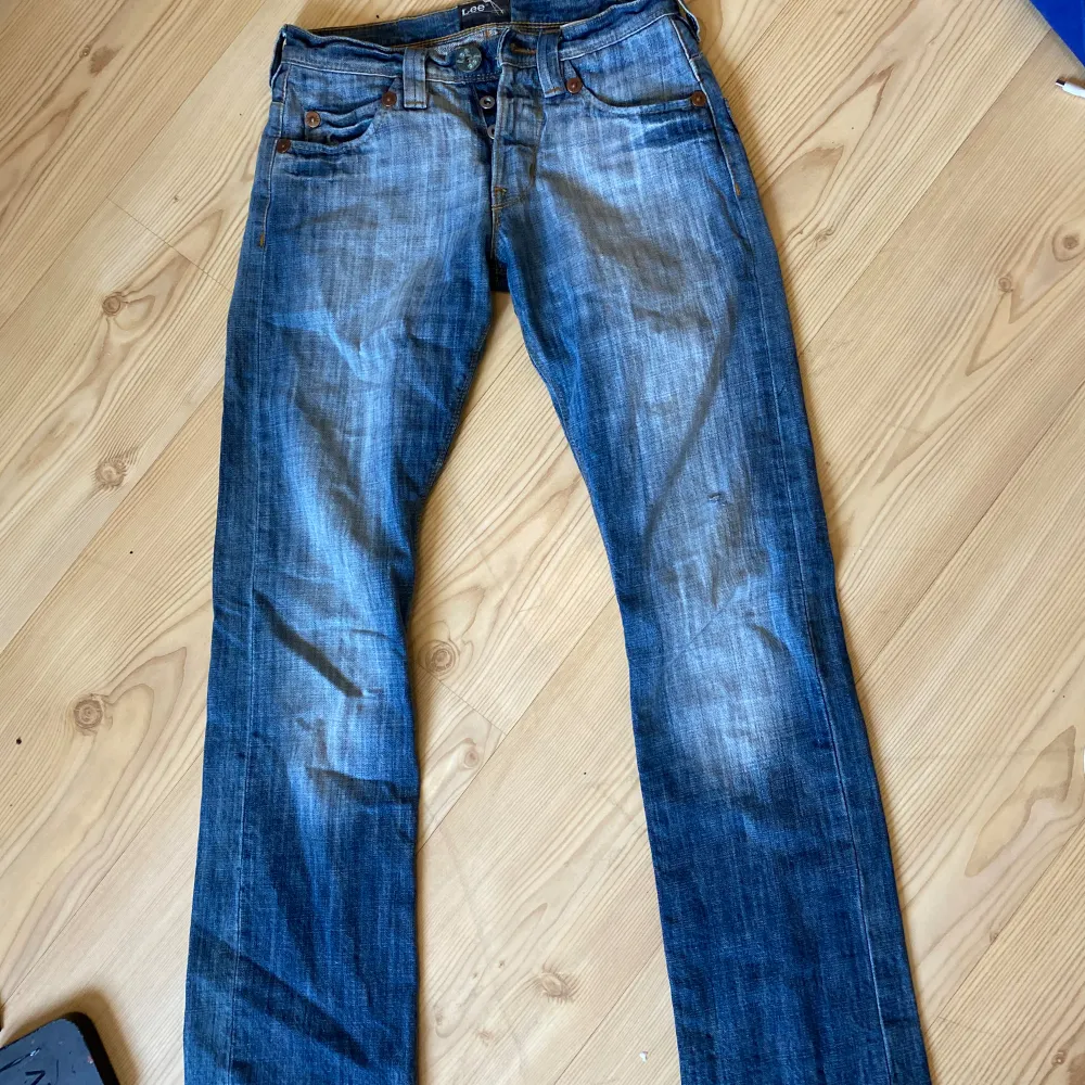 Säljer nu mina snygga jeans från lee. Dom är lowwaist och kommer aldrig till användning.🫶🏼 möts i Göteborg eller fraktar. Passar s. . Jeans & Byxor.