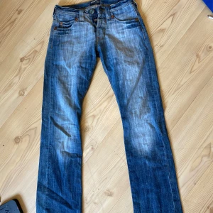 Lowwaisted jeans Lee - Säljer nu mina snygga jeans från lee. Dom är lowwaist och kommer aldrig till användning.🫶🏼 möts i Göteborg eller fraktar. Passar s. 