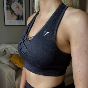 Gymshark sport-bh - Säljer min sport-bh som matchar till ett par tights jag också säljer! Väldigt bra skick!🦋