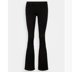 Lågmidjade jeans  - Säljer dessa svarta lågmidjade jeans från only som är helt slutsålda då dem ej kommer till användning! 💗💗💗