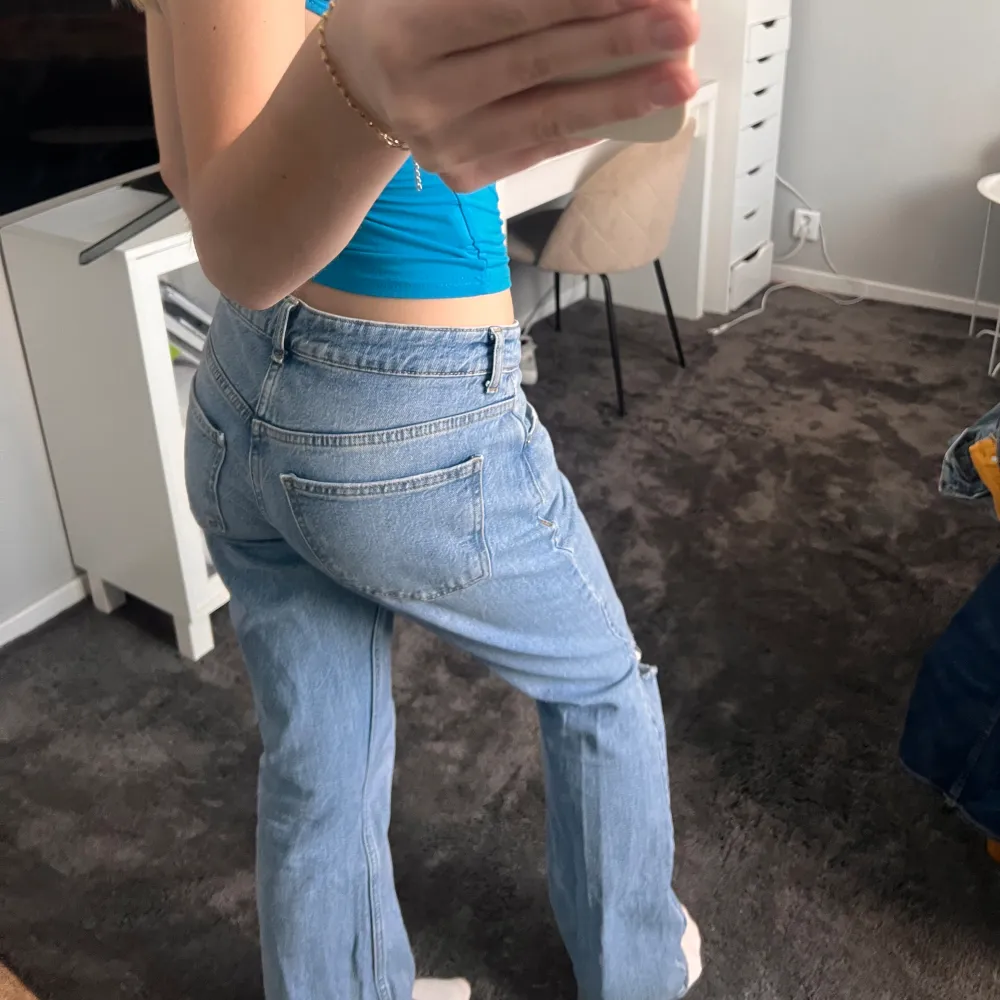 Super snygga Mid-Rise jeans från Gina tricot som tyvärr är förstora:(. Jeans & Byxor.