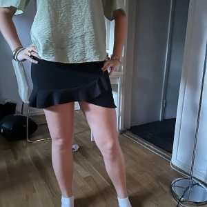 Lågmidjade kjol - Snygg svart kjol med volanger. Inte så använd med jätte snyggg💕