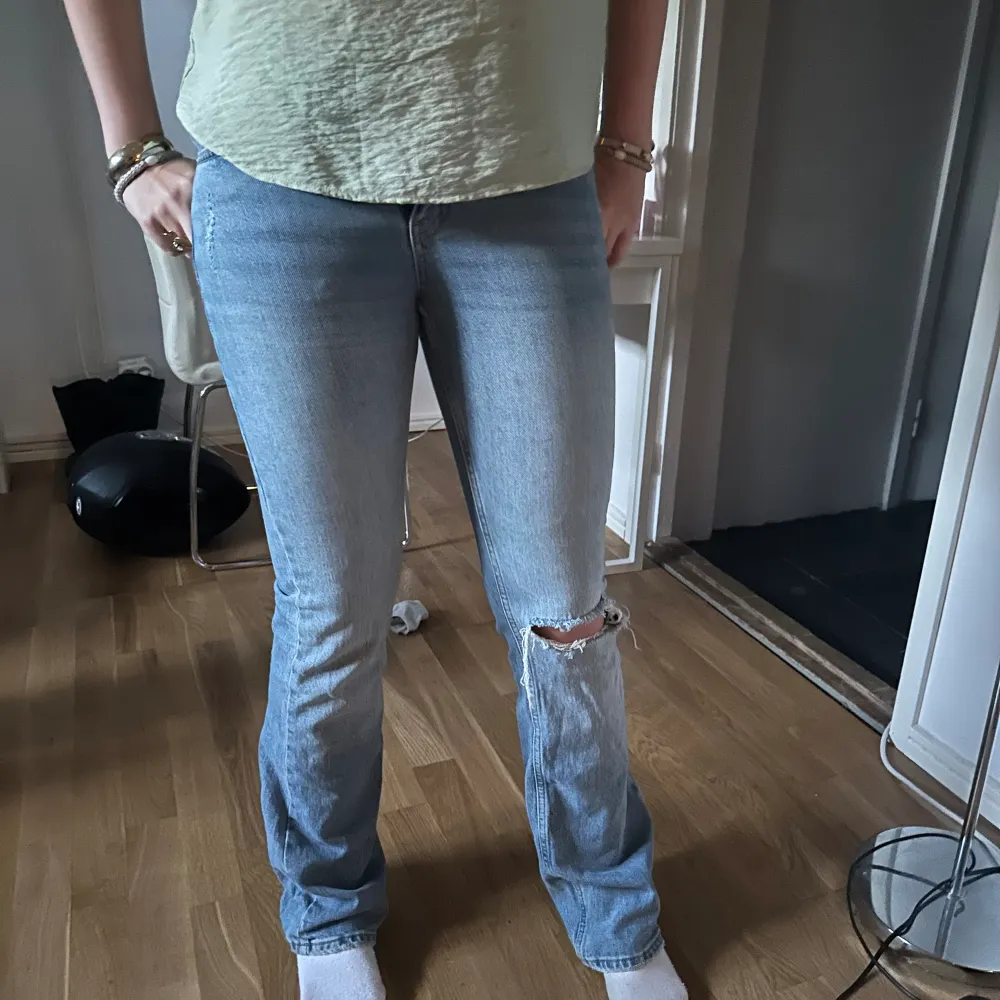 Nu säljer jag mina skit snygga mid waist jeans från Gina tricot i storlek 36, knappt använda. Tveka inte att fråga frågor 🥰. Jeans & Byxor.